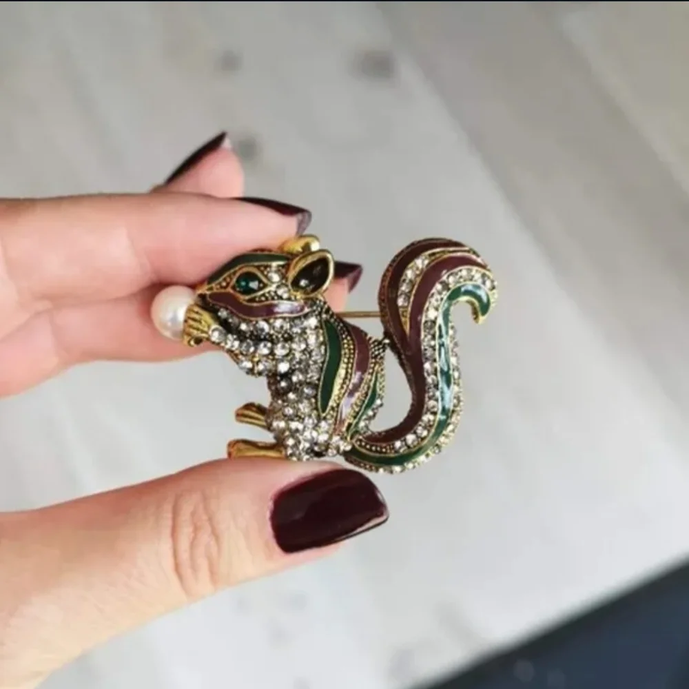 🥳 TRADED! Adorable Squirrel Brooch/Pendant - Picture 4 of 5